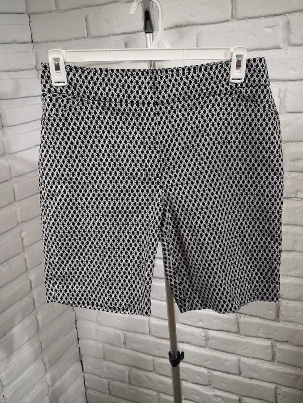 Attyre Petite Ladies Size 14P Black & White Patterned Shorts Zipper